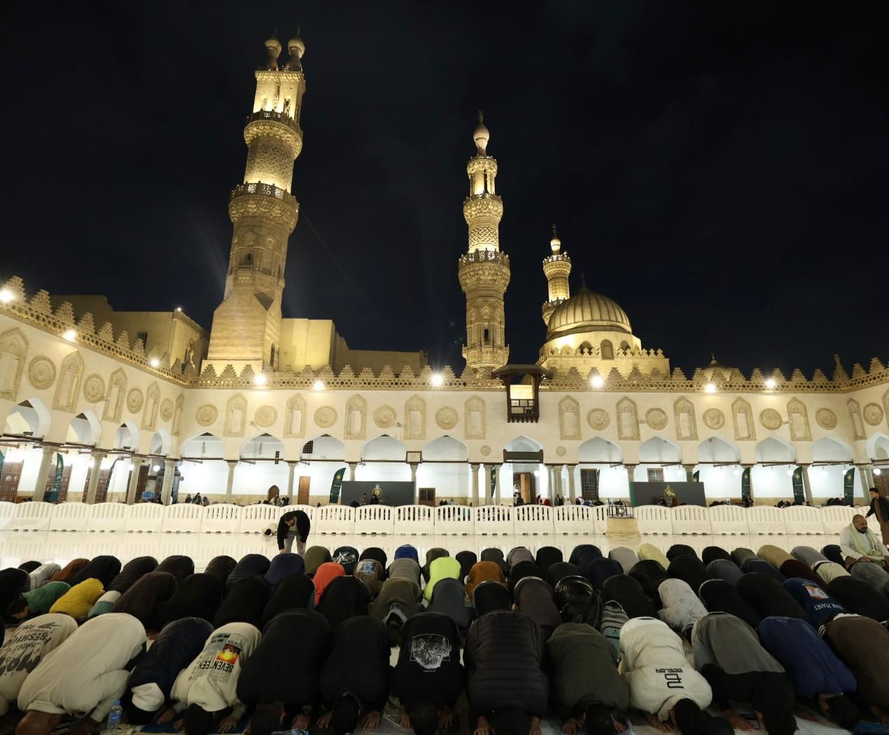 جانب من صلاة التراويح فى الجامع الأزهر جانب من صلاة التراويح فى الجامع الأزهر