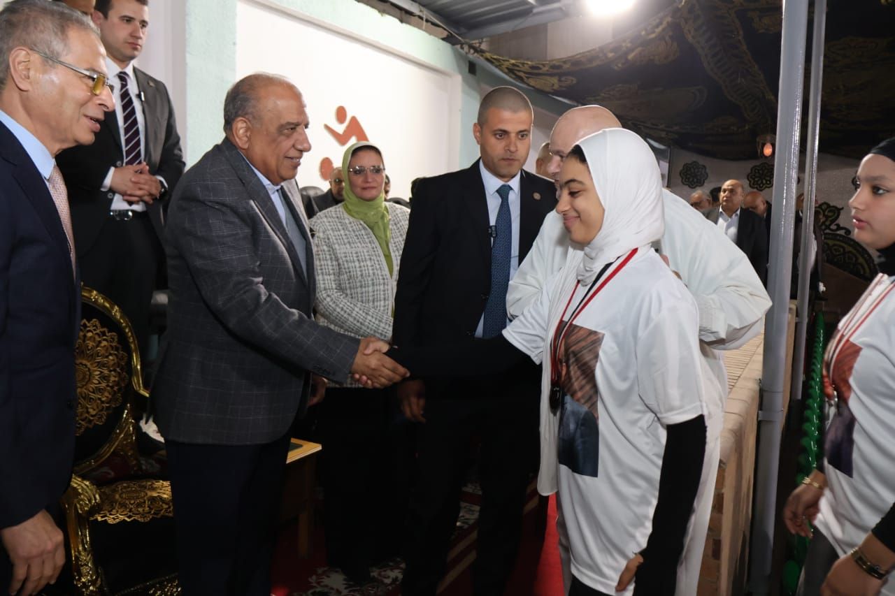 جانب من تكريم الوزير للفائزين جانب من تكريم الوزير للفائزين