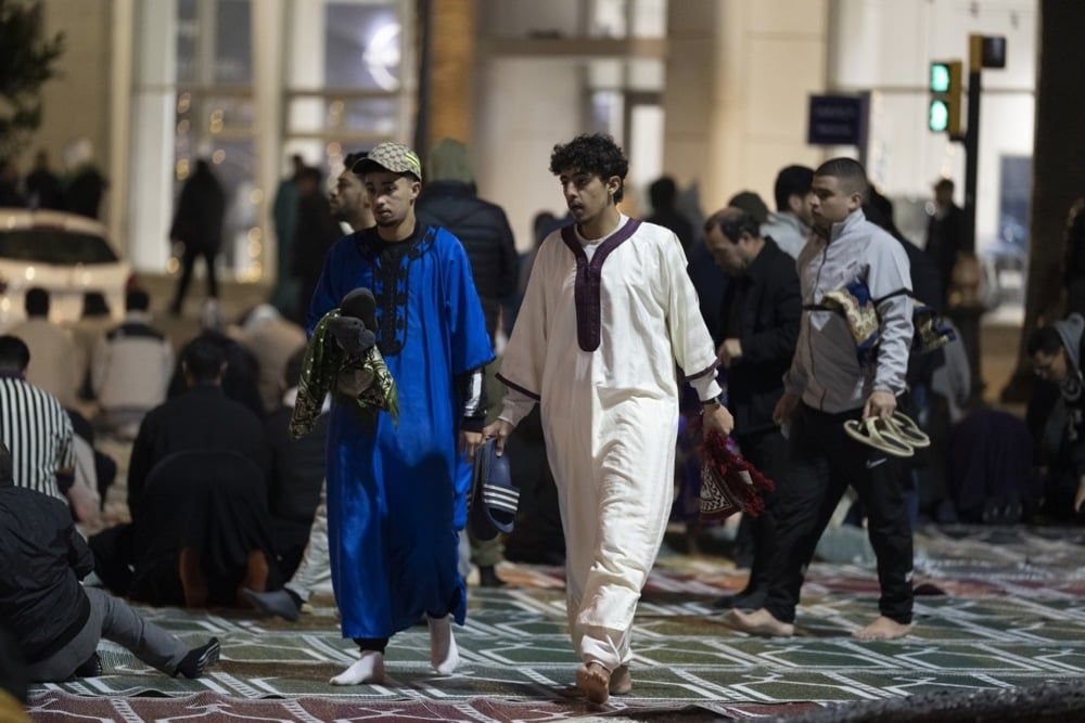 يؤدي مسلمون مغاربة صلاة التراويح في أحد شوارع الرباط، المغرب (1) يؤدي مسلمون مغاربة صلاة التراويح في أحد شوارع الرباط، المغرب (1)