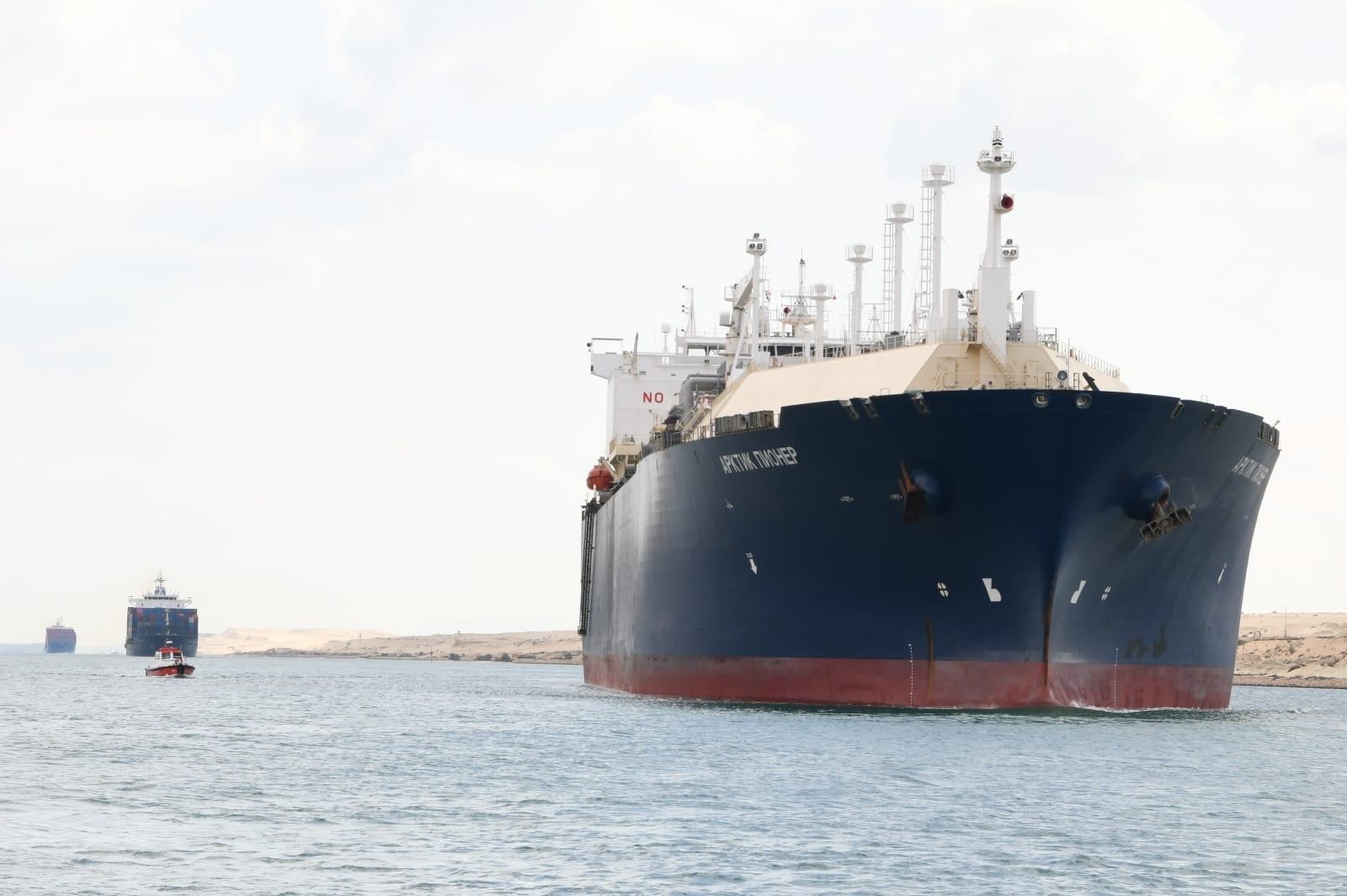 انتظام حركة الملاحة في قناة السويس اليوم الثلاثاء (6) انتظام حركة الملاحة في قناة السويس اليوم الثلاثاء (6)