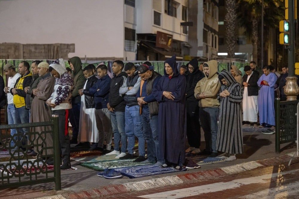 يؤدي مسلمون مغاربة صلاة التراويح في أحد شوارع الرباط، المغرب (10) يؤدي مسلمون مغاربة صلاة التراويح في أحد شوارع الرباط، المغرب (10)