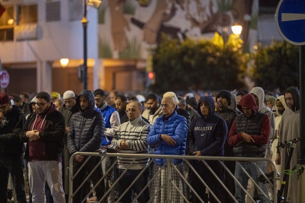 يؤدي مسلمون مغاربة صلاة التراويح في أحد شوارع الرباط، المغرب (6) يؤدي مسلمون مغاربة صلاة التراويح في أحد شوارع الرباط، المغرب (6)