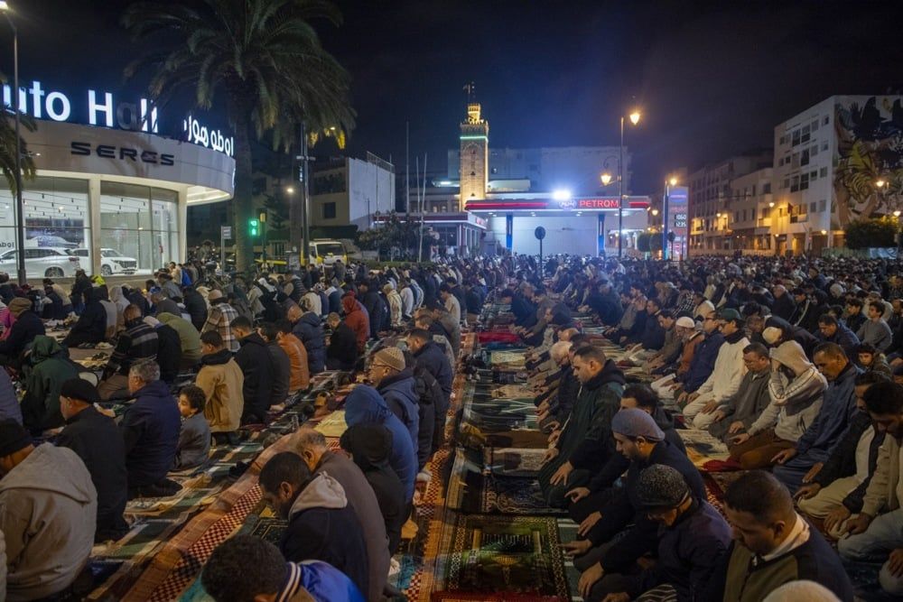 يؤدي مسلمون مغاربة صلاة التراويح في أحد شوارع الرباط، المغرب (3) يؤدي مسلمون مغاربة صلاة التراويح في أحد شوارع الرباط، المغرب (3)