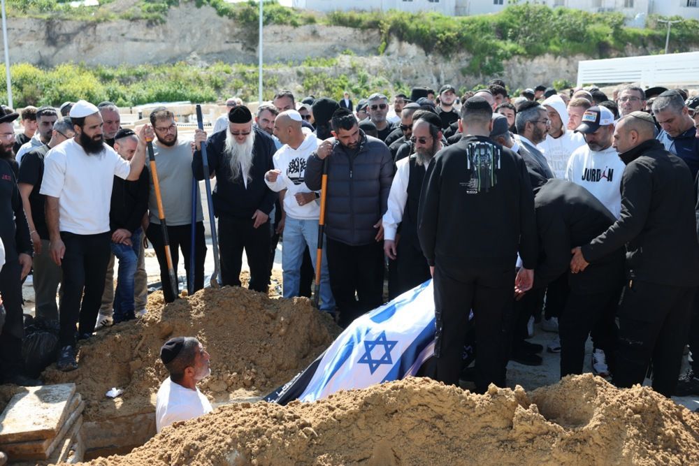 جنازة ضحايا الغارة الجوية على بيت شيمش (8) جنازة ضحايا الغارة الجوية على بيت شيمش (8)