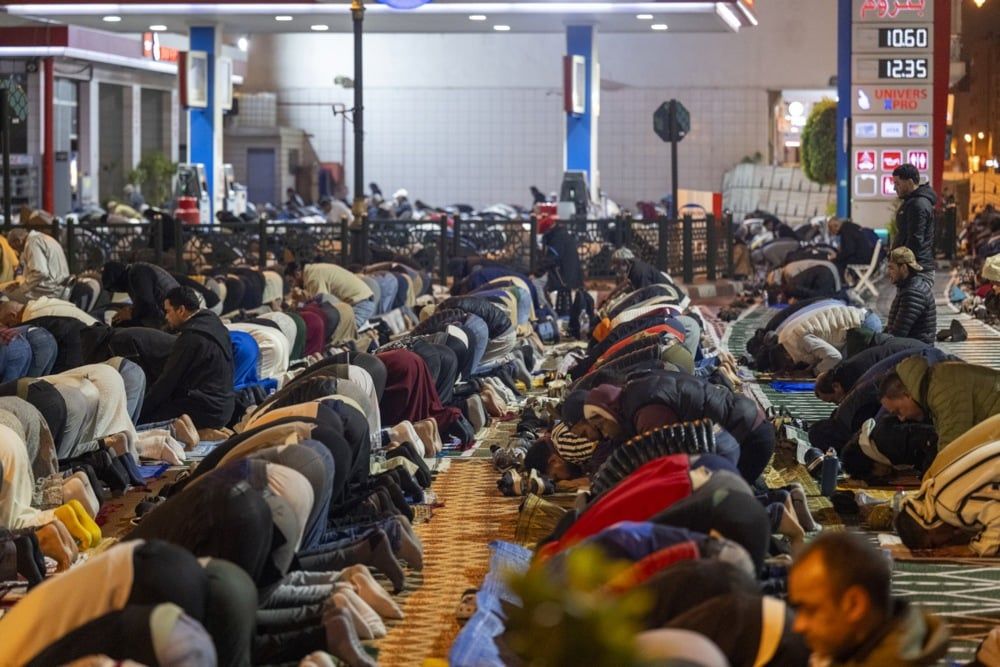 يؤدي مسلمون مغاربة صلاة التراويح في أحد شوارع الرباط، المغرب (7) يؤدي مسلمون مغاربة صلاة التراويح في أحد شوارع الرباط، المغرب (7)