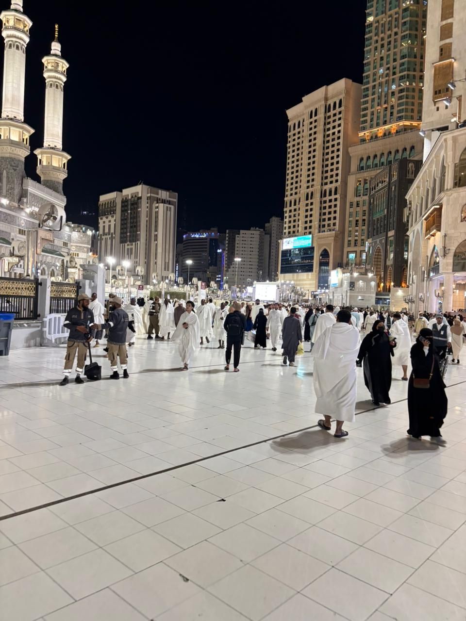 اليوم السابع في معايشة كاملة مع المعتمرين المصريين بساحات الحرم (1) اليوم السابع في معايشة كاملة مع المعتمرين المصريين بساحات الحرم (1)