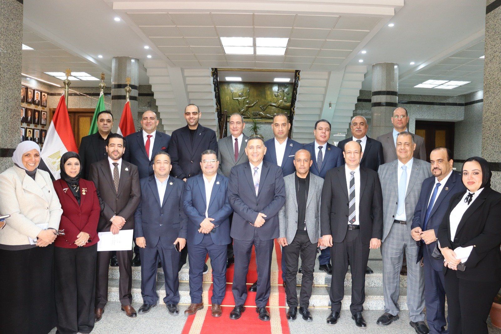 المحافظ يتوسط أعضاء مجلسي النواب والشيوخ المحافظ يتوسط أعضاء مجلسي النواب والشيوخ