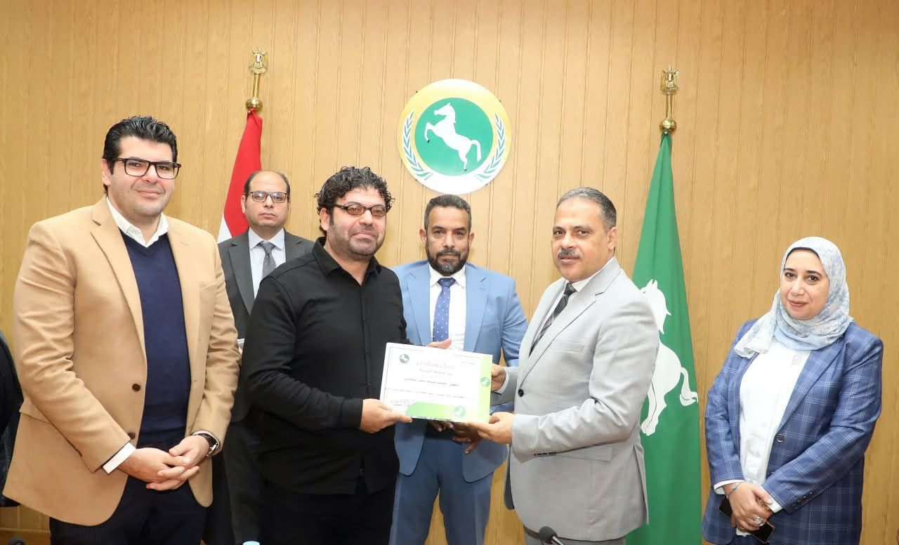 المحافظ يكرم البطل المحافظ يكرم البطل