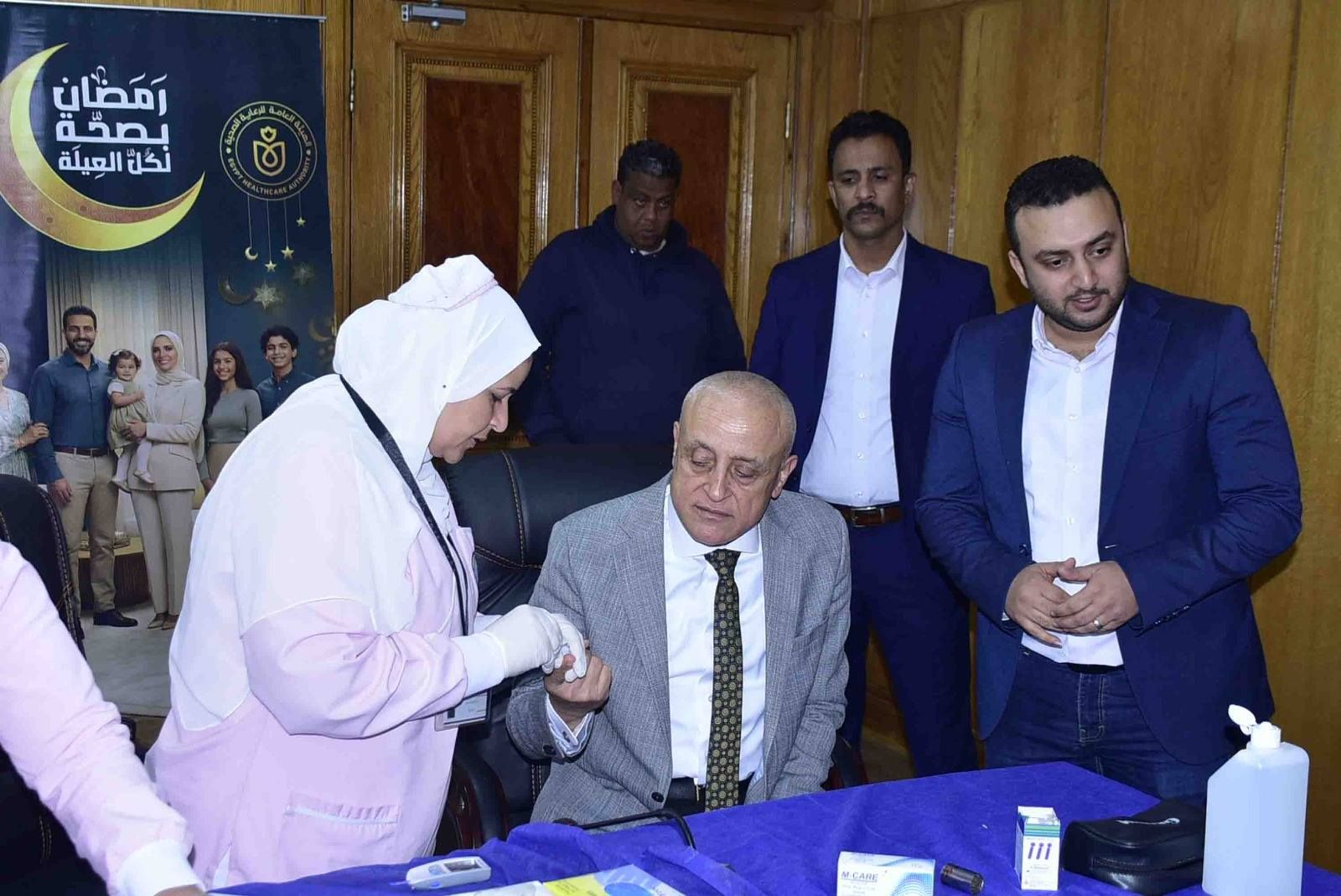 المحافظ يؤكد على حرص الدولة على وصول الخدمات الصحية للجميع المحافظ يؤكد على حرص الدولة على وصول الخدمات الصحية للجميع