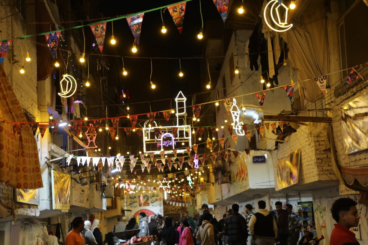 استعدادات فى المطرية لحفل الإفطار استعدادات فى المطرية لحفل الإفطار