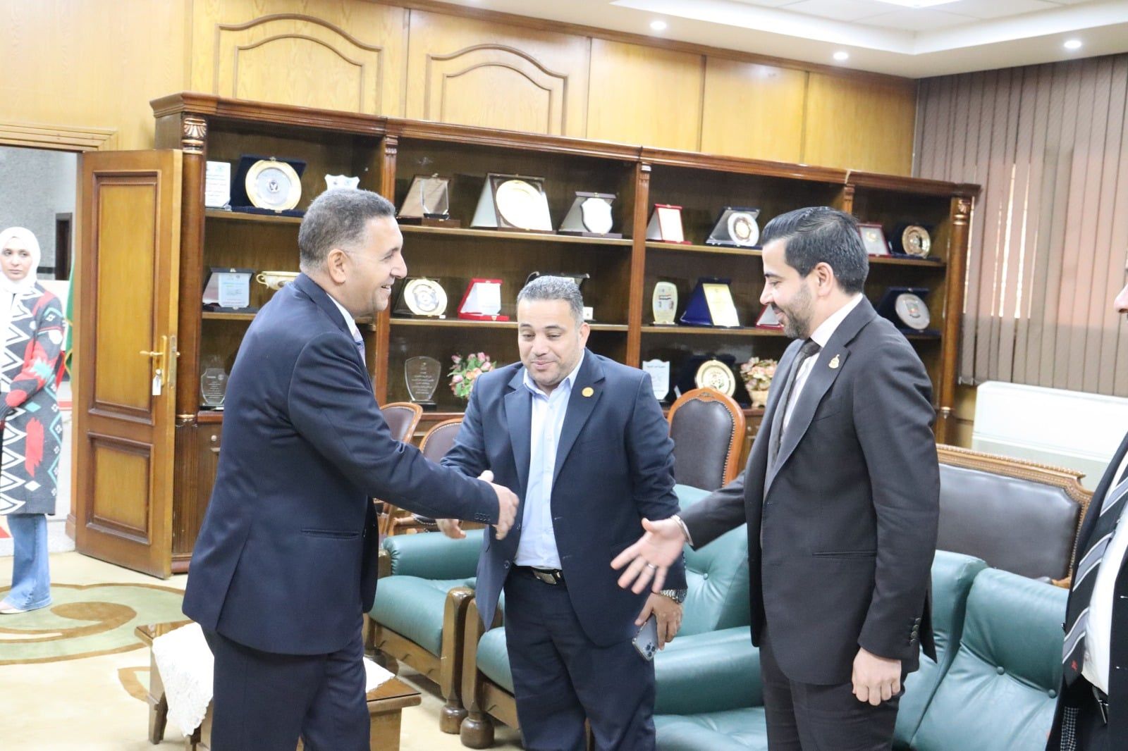 خلال لقاء المحافظ بأعضاء البرلمان خلال لقاء المحافظ بأعضاء البرلمان