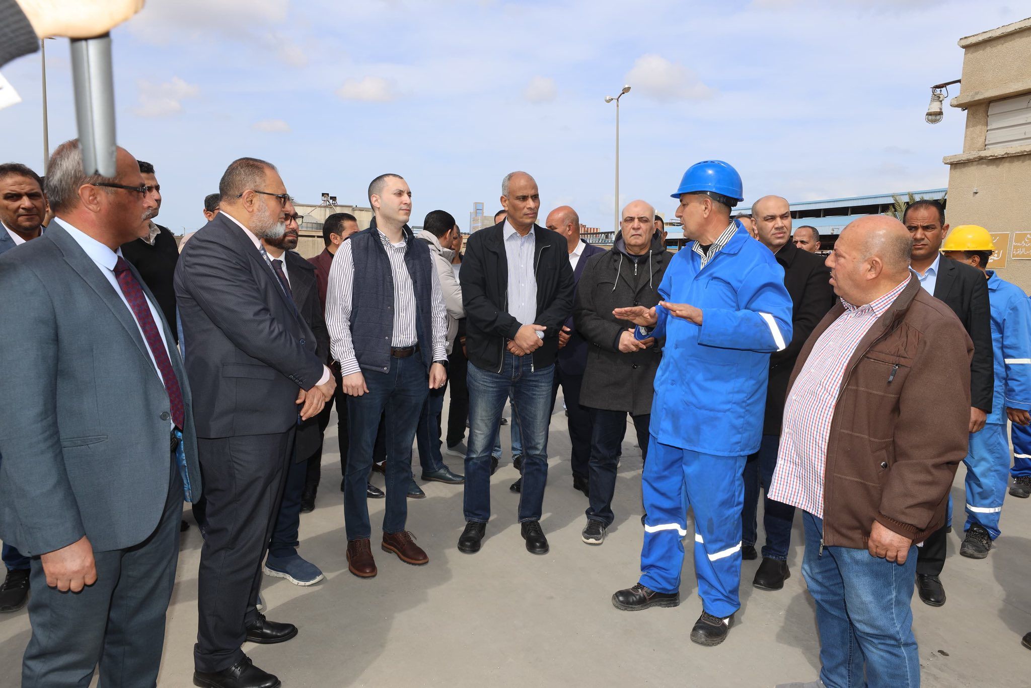 محافظ كفر الشيخ يستمع لطبيعة العمل بالمصنع محافظ كفر الشيخ يستمع لطبيعة العمل بالمصنع