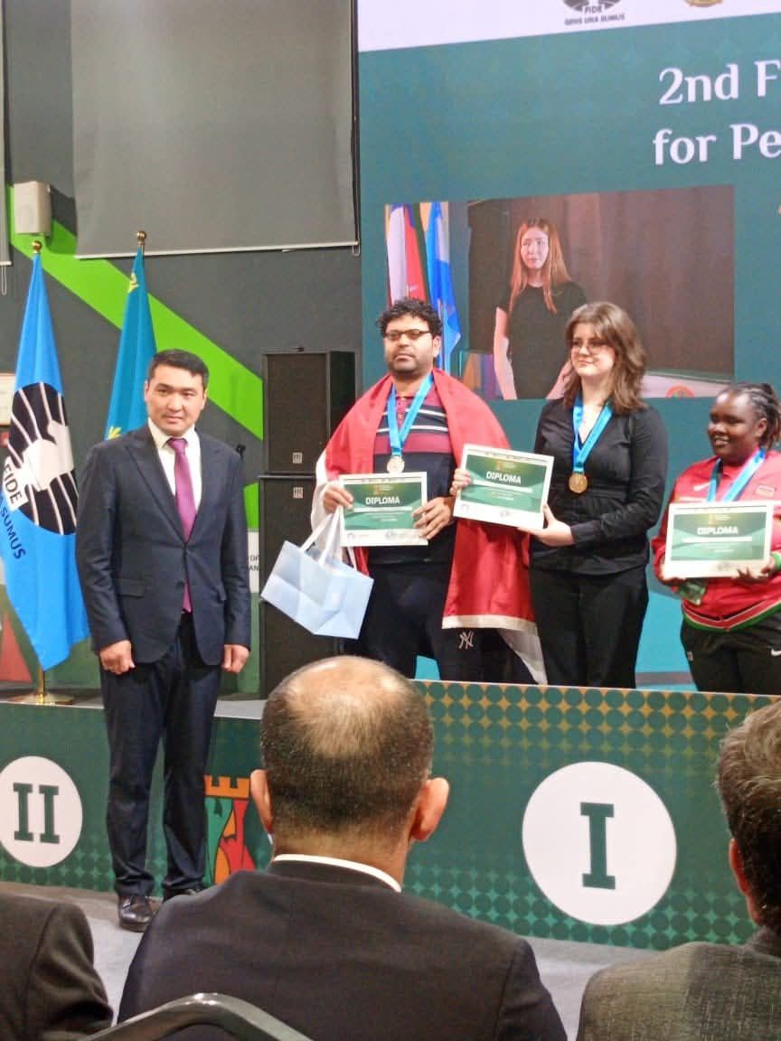 جانب من التكريم جانب من التكريم