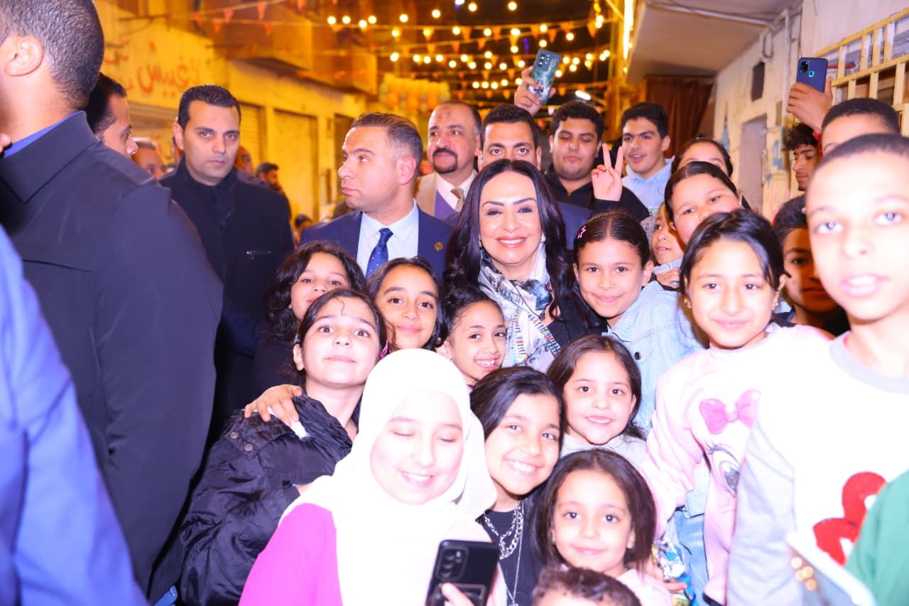 وزيرة التضامن الاجتماعى مع فتيات المطرية