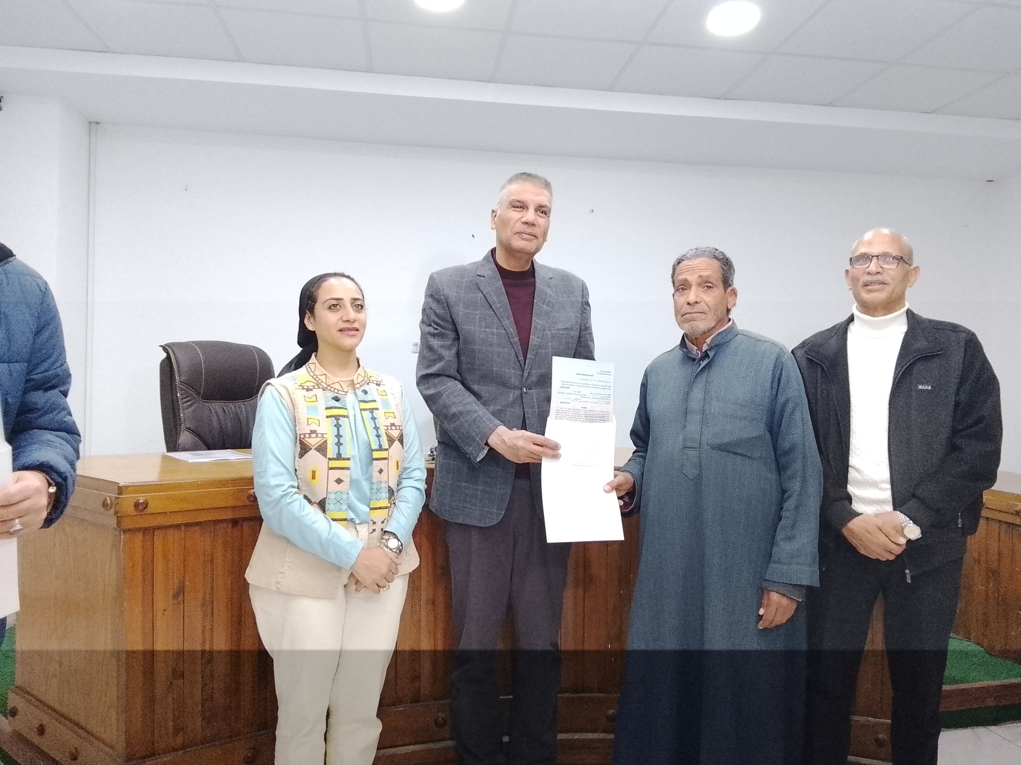 اللواء إسماعيل كمال محافظ جنوب سيناء أثناء تسليم عقود تقنين الأوضاع (5) اللواء إسماعيل كمال محافظ جنوب سيناء أثناء تسليم عقود تقنين الأوضاع (5)