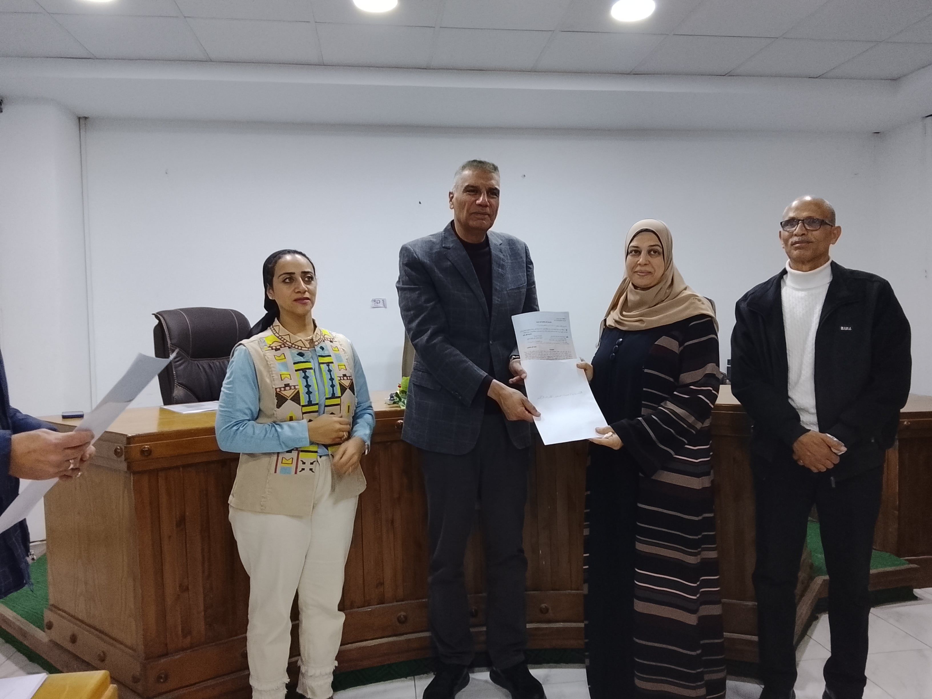 اللواء إسماعيل كمال محافظ جنوب سيناء أثناء تسليم عقود تقنين الأوضاع (3) اللواء إسماعيل كمال محافظ جنوب سيناء أثناء تسليم عقود تقنين الأوضاع (3)