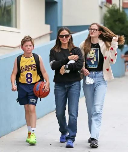 جينيفر جارنر وابنائها جينيفر جارنر وابنائها