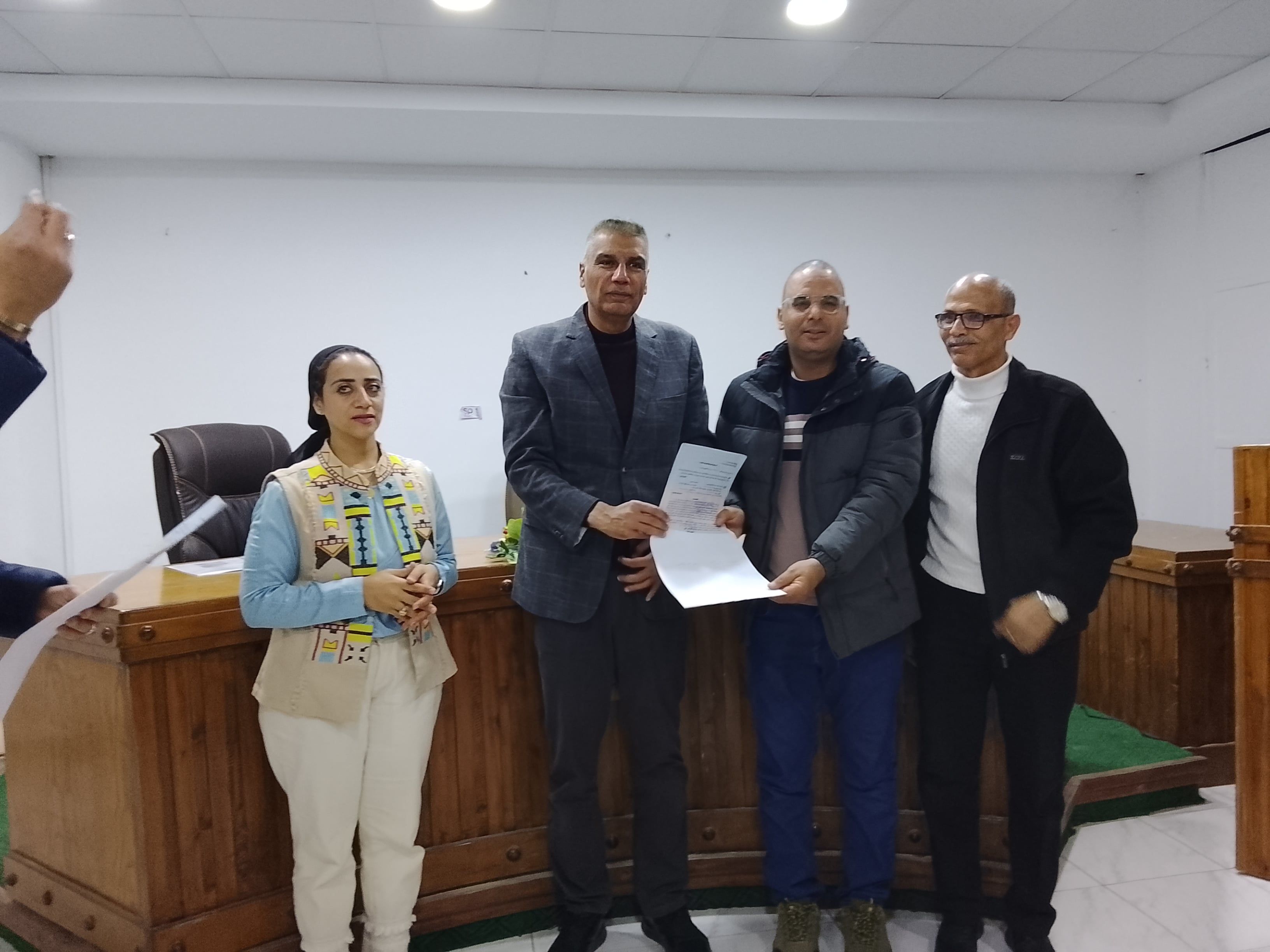 اللواء إسماعيل كمال محافظ جنوب سيناء أثناء تسليم عقود تقنين الأوضاع (2) اللواء إسماعيل كمال محافظ جنوب سيناء أثناء تسليم عقود تقنين الأوضاع (2)