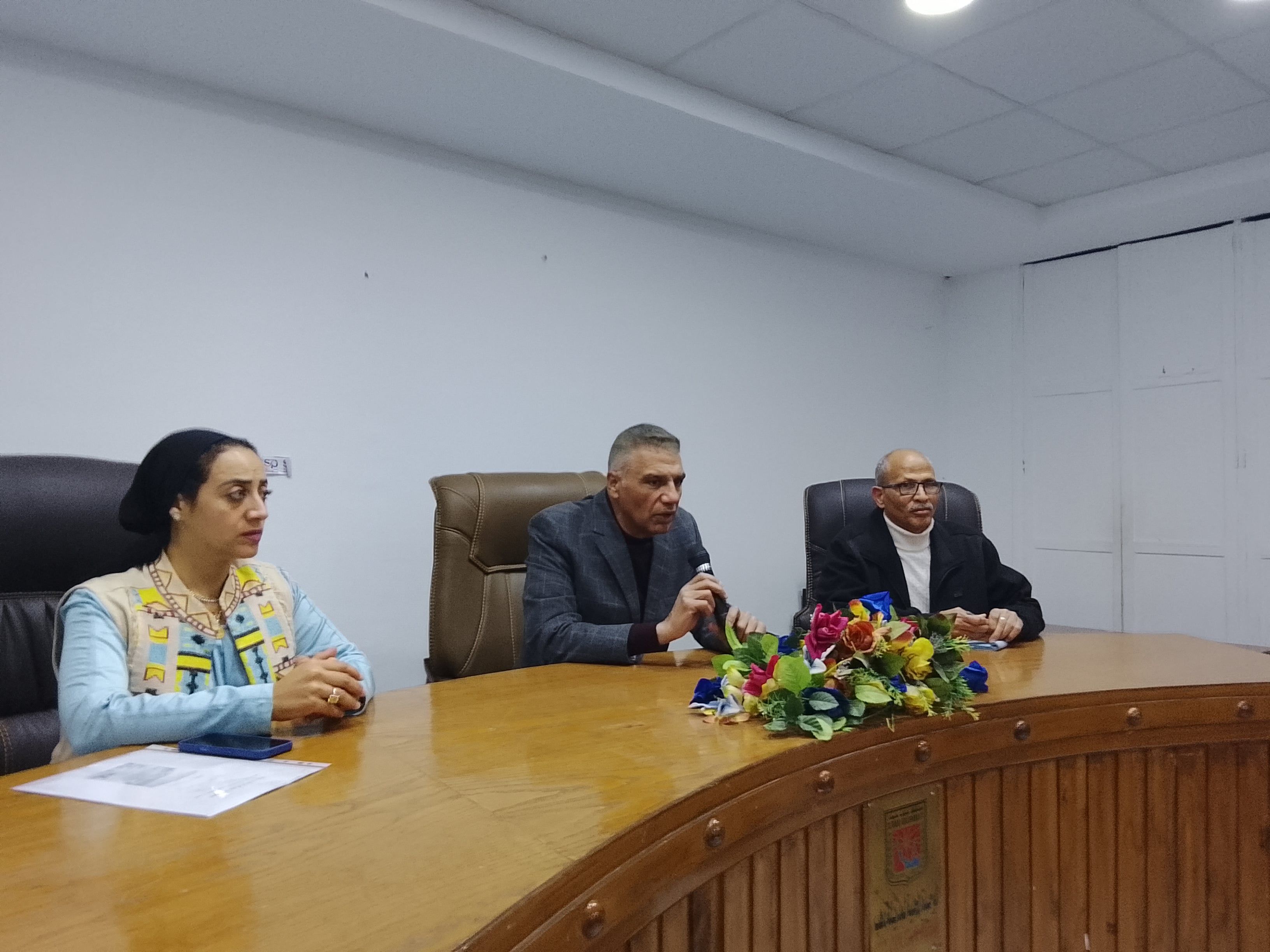 محافظ جنوب سيناء يتحدث مع مواطنين بمدينة دهب محافظ جنوب سيناء يتحدث مع مواطنين بمدينة دهب