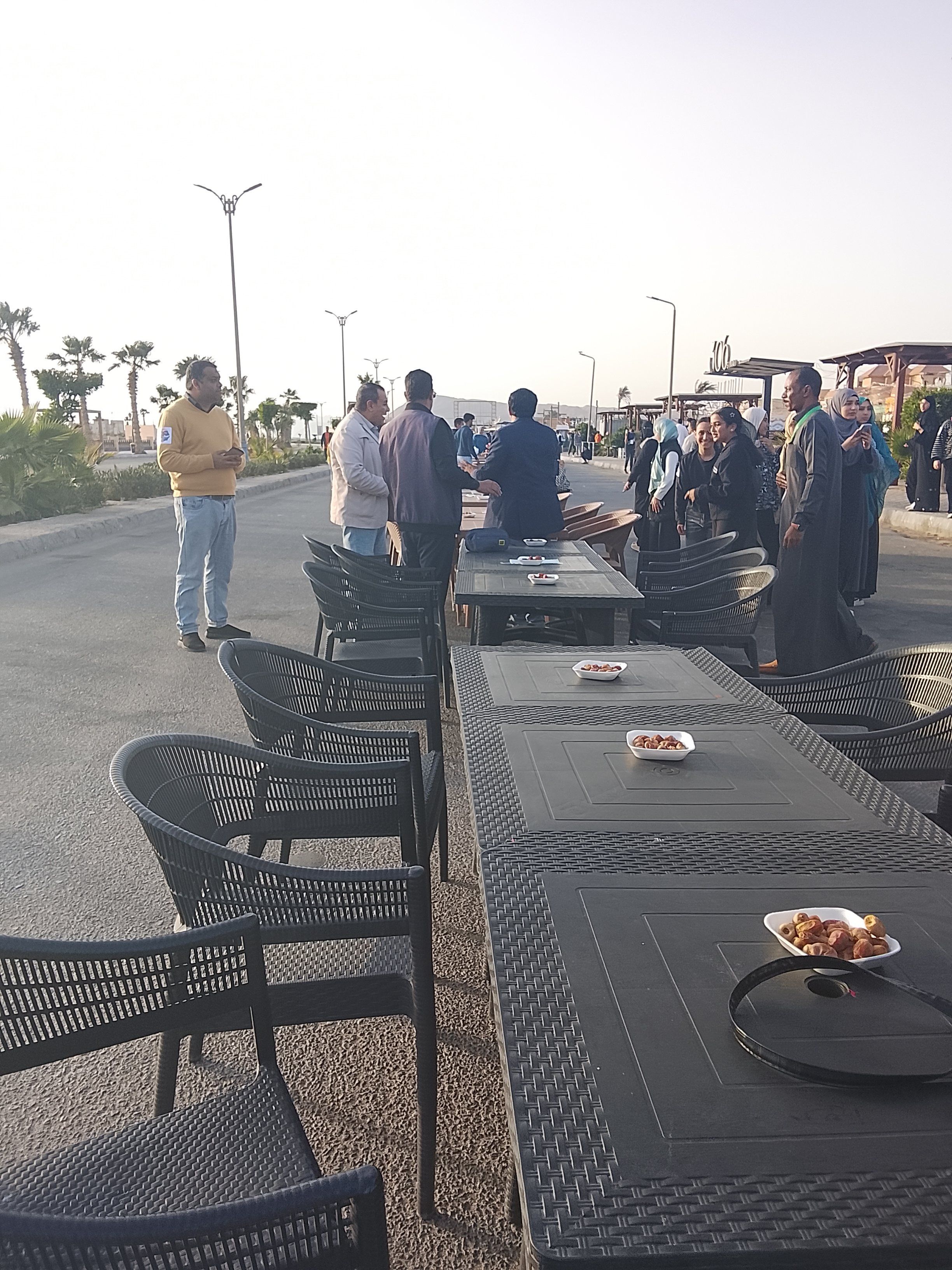 الشباب اثناء تجهيز الافطار الشباب اثناء تجهيز الافطار