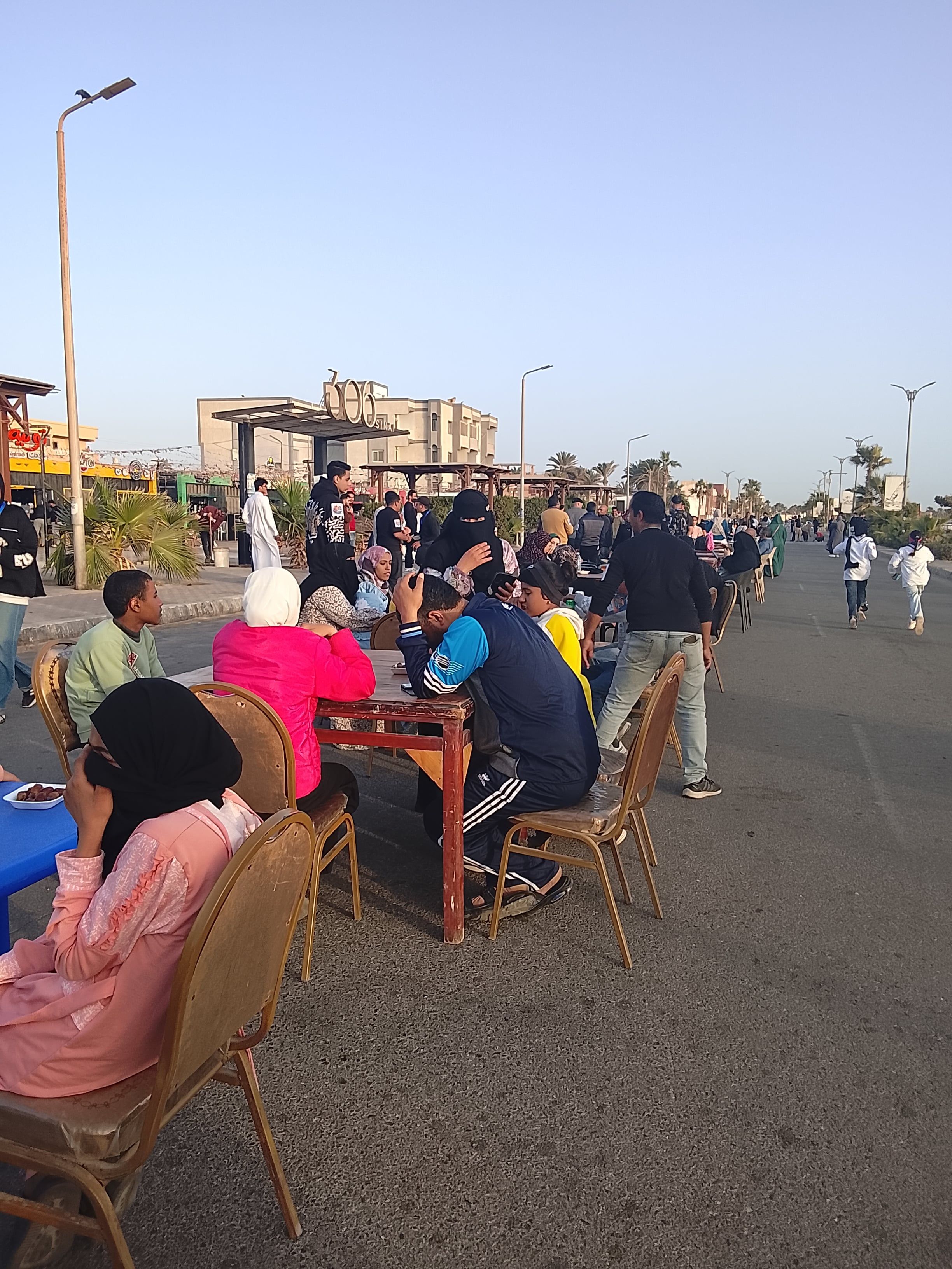 الشباب يجهز مائدة الإفطار الشباب يجهز مائدة الإفطار