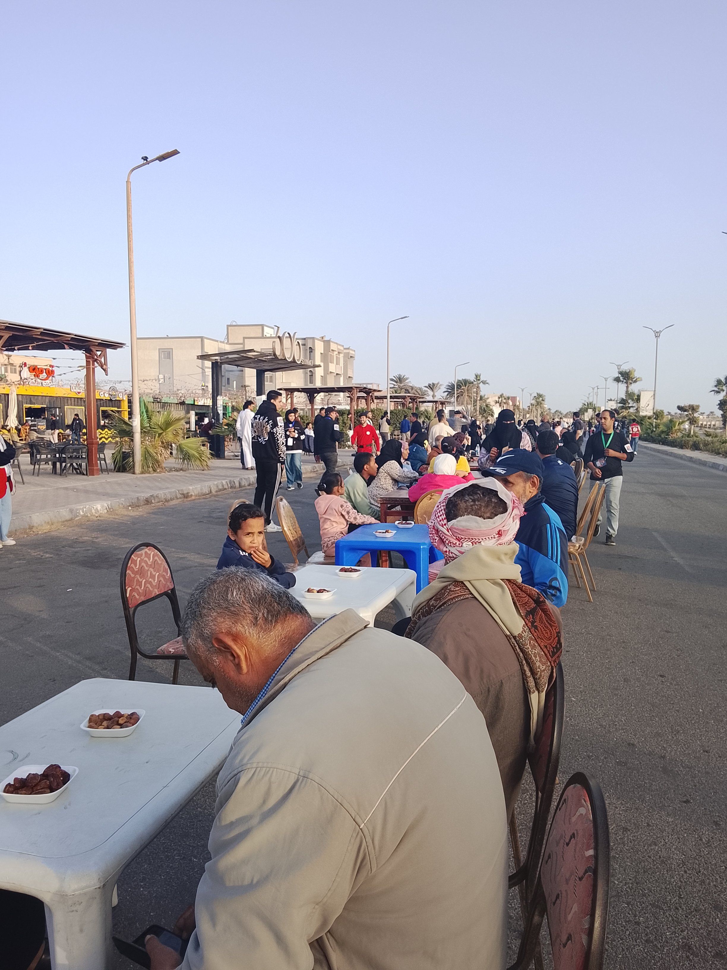اقبال المواطنين على الإفطار الجماعي بطورسيناء اقبال المواطنين على الإفطار الجماعي بطورسيناء