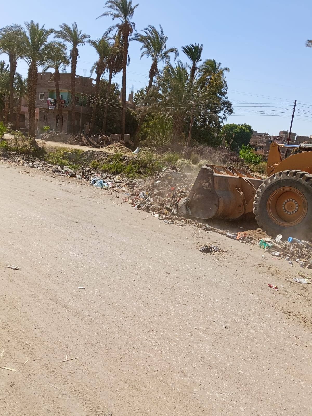 حملات نظافة ترفع 250 طن قمامة وتراكمات صلبة بالقرى والنجوع حملات نظافة ترفع 250 طن قمامة وتراكمات صلبة بالقرى والنجوع