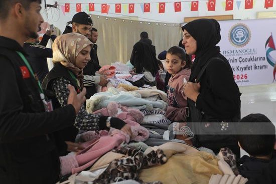 أجواء توزيع ملابس العيد على الأطفال الأيتام أجواء توزيع ملابس العيد على الأطفال الأيتام