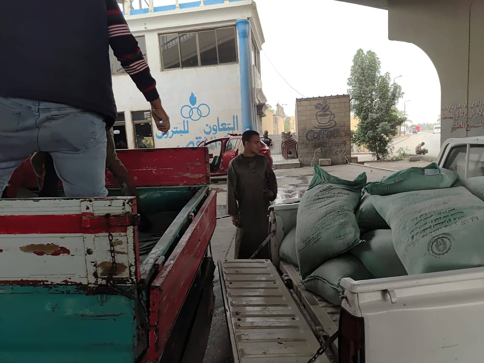 ضبط 17 جوال دقيق بلدى مدعم قبل تهريبه وبيعه فى السوق السوداء بالأقصر ضبط 17 جوال دقيق بلدى مدعم قبل تهريبه وبيعه فى السوق السوداء بالأقصر