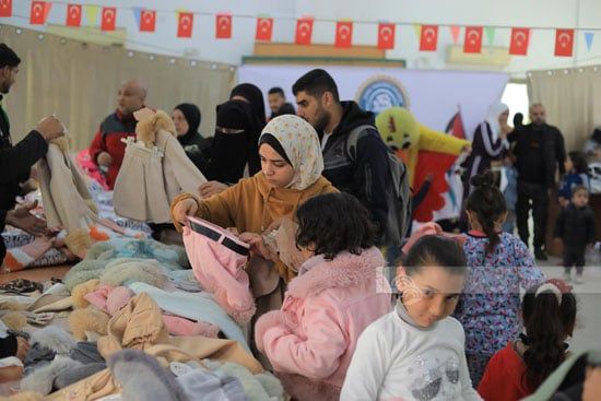 منظمات خيرية توزع لبس العيد على أطفال غزة منظمات خيرية توزع لبس العيد على أطفال غزة
