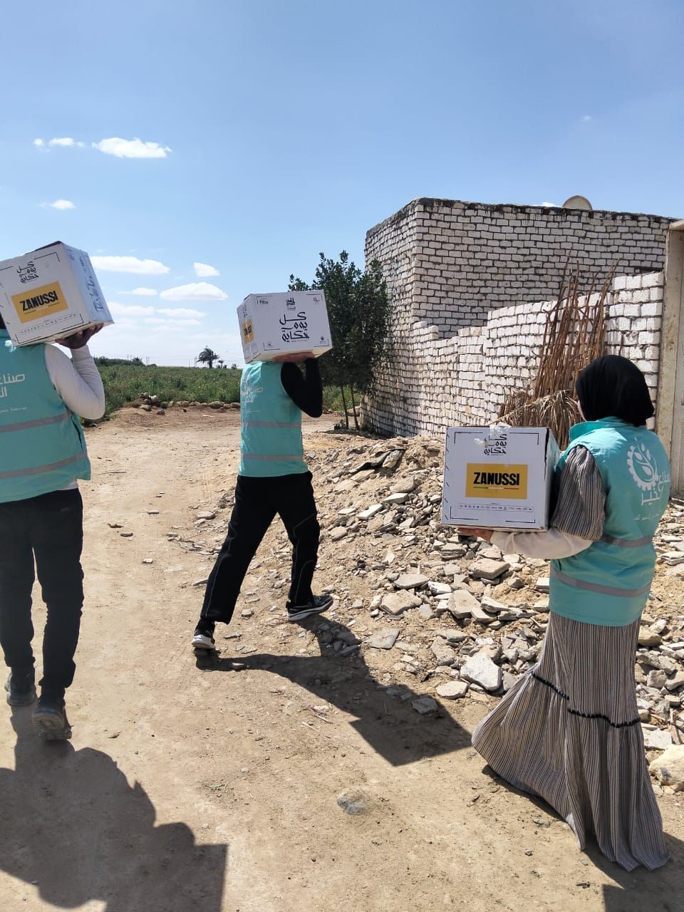 صناع الخير توزع كراتين المواد الغذائية ووجبات الإفطار على الأسر الأولى بالرعاية (3) صناع الخير توزع كراتين المواد الغذائية ووجبات الإفطار على الأسر الأولى بالرعاية (3)