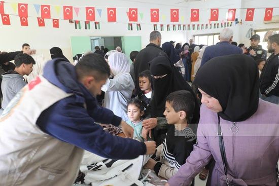 توزيع ملابس العيد على الأيتام فى غزة توزيع ملابس العيد على الأيتام فى غزة