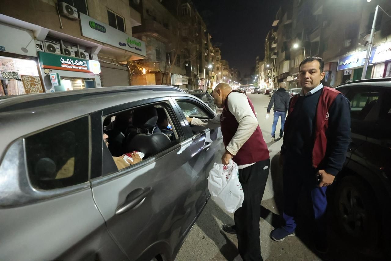 مؤسسة أبو العينين تواصل توزيع وجبات السحور تحت مظلة التحالف الوطني للعمل الأهلي (8) مؤسسة أبو العينين تواصل توزيع وجبات السحور تحت مظلة التحالف الوطني للعمل الأهلي (8)