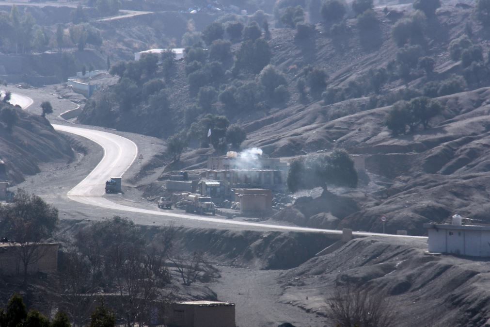 جنود أفغان يحرسون الحدود مع باكستان في ظل تبادل الهجمات بين البلدين، كما يظهر في الصور (3) جنود أفغان يحرسون الحدود مع باكستان في ظل تبادل الهجمات بين البلدين، كما يظهر في الصور (3)