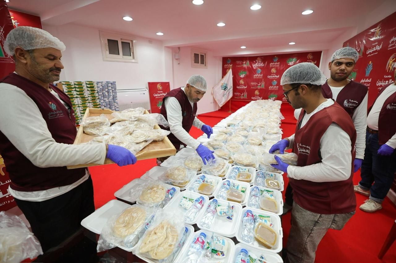 مؤسسة أبو العينين تواصل توزيع وجبات السحور تحت مظلة التحالف الوطني للعمل الأهلي (1) مؤسسة أبو العينين تواصل توزيع وجبات السحور تحت مظلة التحالف الوطني للعمل الأهلي (1)