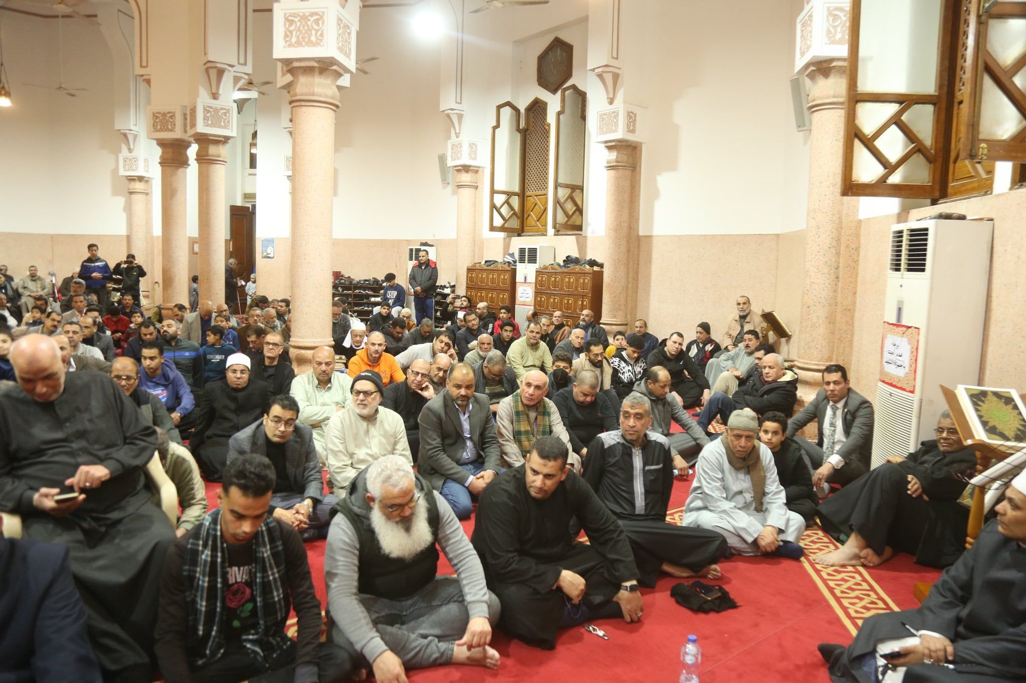 الحضةر بالمسجد خلال الاحتفال بليلة القدر الحضةر بالمسجد خلال الاحتفال بليلة القدر