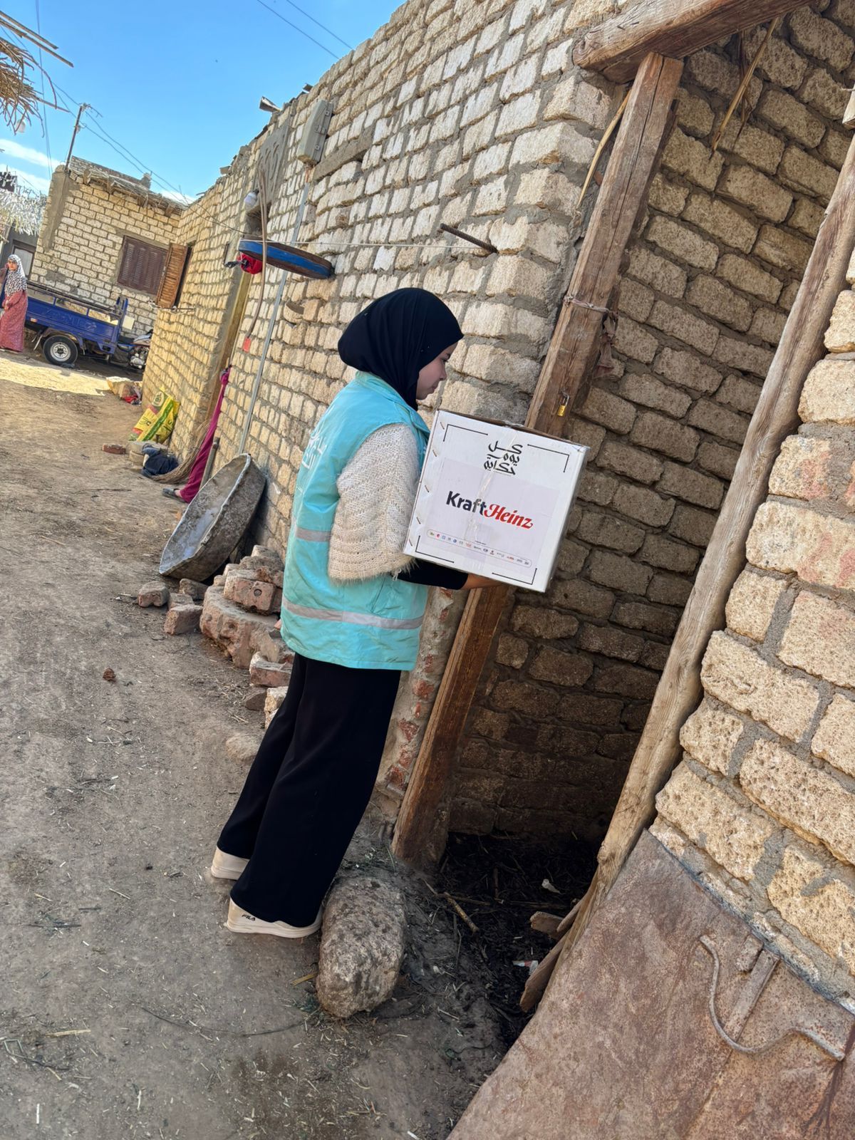 صناع الخير توزع كراتين المواد الغذائية ووجبات الإفطار على الأسر الأولى بالرعاية (1) صناع الخير توزع كراتين المواد الغذائية ووجبات الإفطار على الأسر الأولى بالرعاية (1)