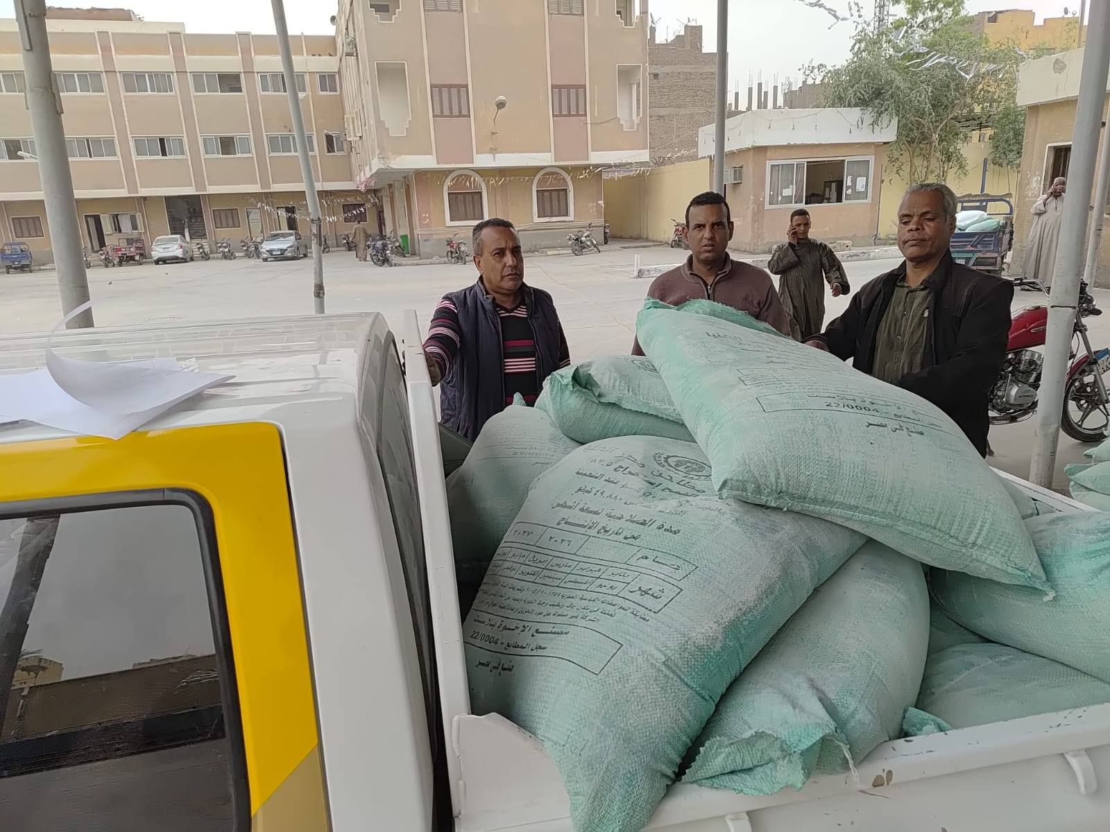 ضبط 17 جوال دقيق بلدى مدعم قبل تهريبه وبيعه فى السوق السوداء ضبط 17 جوال دقيق بلدى مدعم قبل تهريبه وبيعه فى السوق السوداء