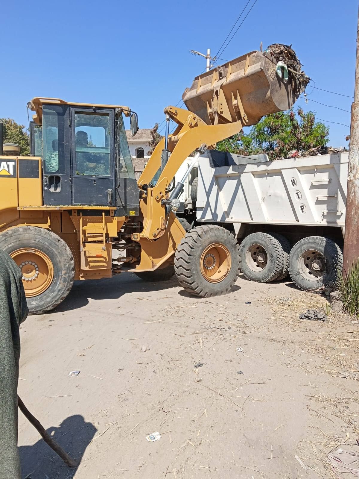 رفع 250 طن قمامة وتراكمات صلبة بالقرى والنجوع فى أرمنت رفع 250 طن قمامة وتراكمات صلبة بالقرى والنجوع فى أرمنت