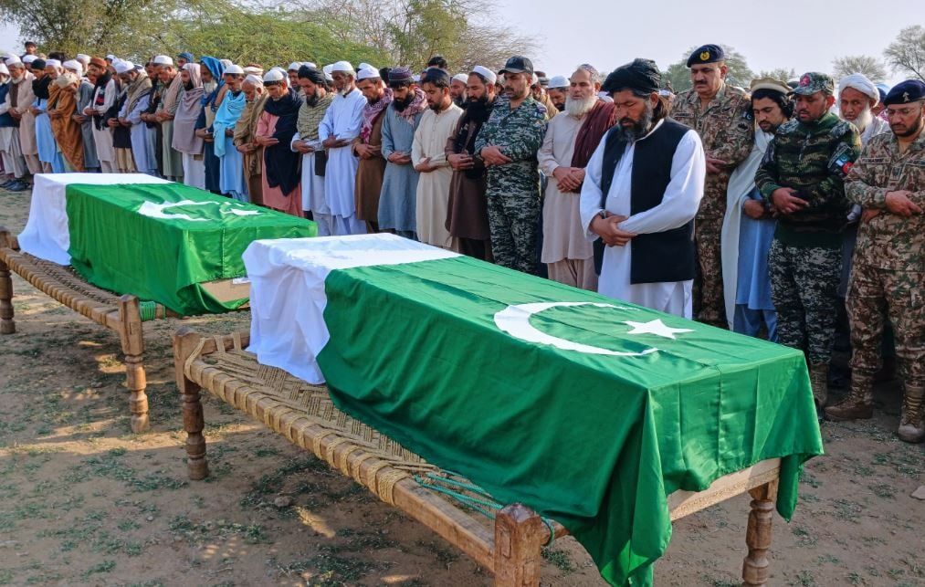 جنود أفغان يحرسون الحدود مع باكستان في ظل تبادل الهجمات بين البلدين، كما يظهر في الصور (8) جنود أفغان يحرسون الحدود مع باكستان في ظل تبادل الهجمات بين البلدين، كما يظهر في الصور (8)