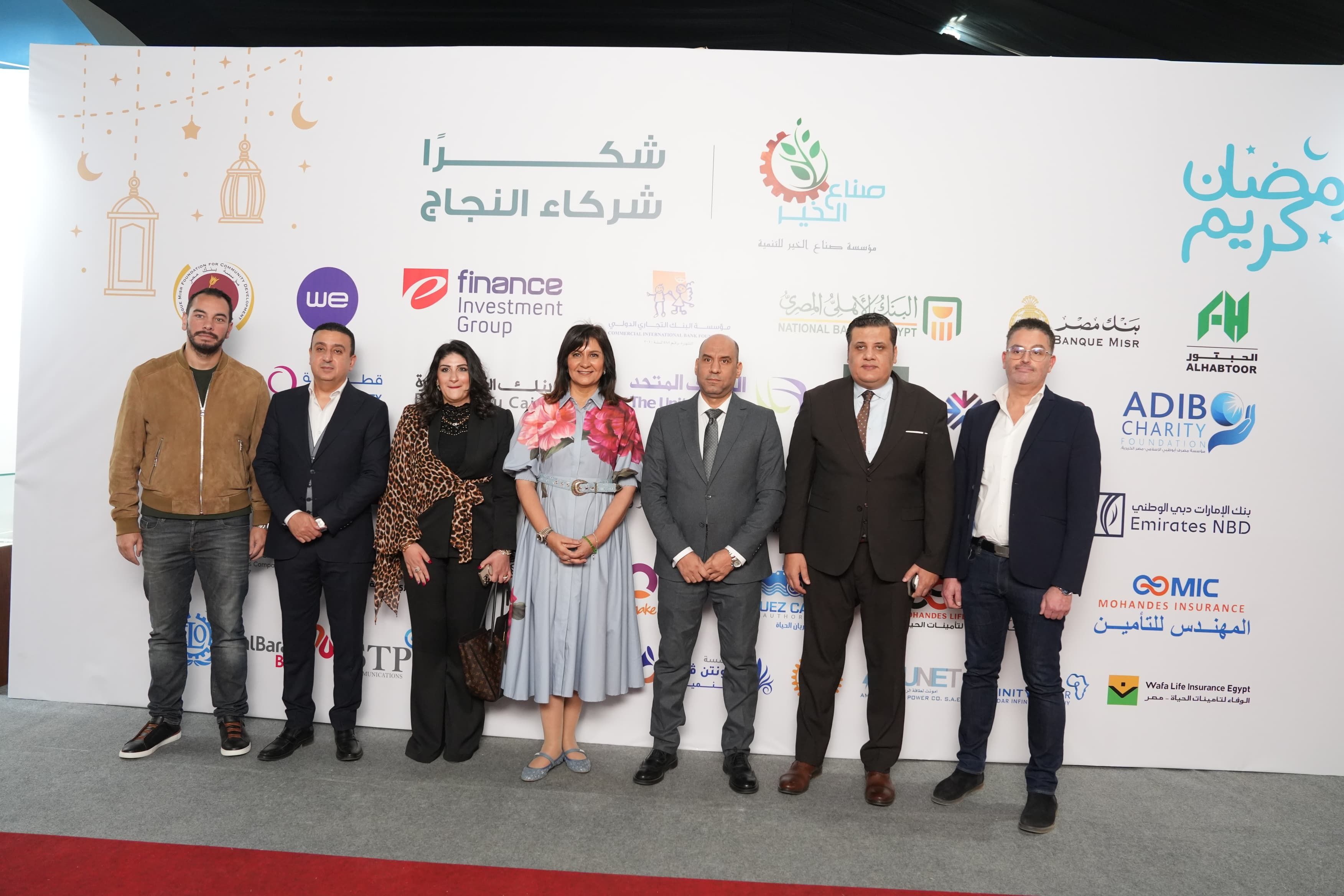 وزير العمل مع شباب المؤسسة وزير العمل مع شباب المؤسسة