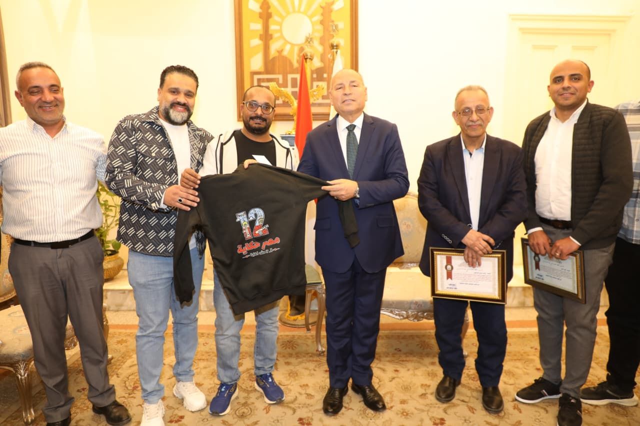 محافظ القاهرة مع منظمى إفطار المطرية محافظ القاهرة مع منظمى إفطار المطرية