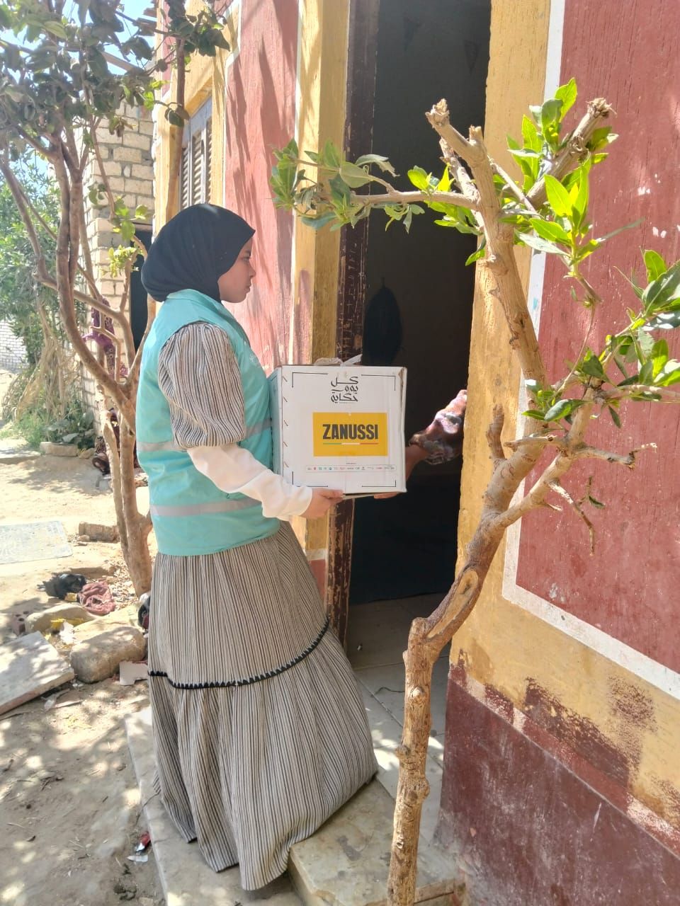 صناع الخير توزع كراتين المواد الغذائية ووجبات الإفطار على الأسر الأولى بالرعاية (6) صناع الخير توزع كراتين المواد الغذائية ووجبات الإفطار على الأسر الأولى بالرعاية (6)