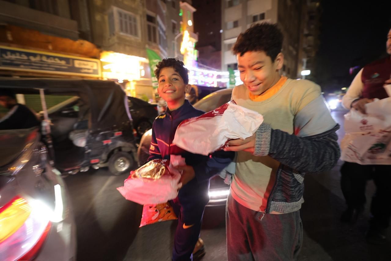 مؤسسة أبو العينين تواصل توزيع وجبات السحور تحت مظلة التحالف الوطني للعمل الأهلي (7) مؤسسة أبو العينين تواصل توزيع وجبات السحور تحت مظلة التحالف الوطني للعمل الأهلي (7)