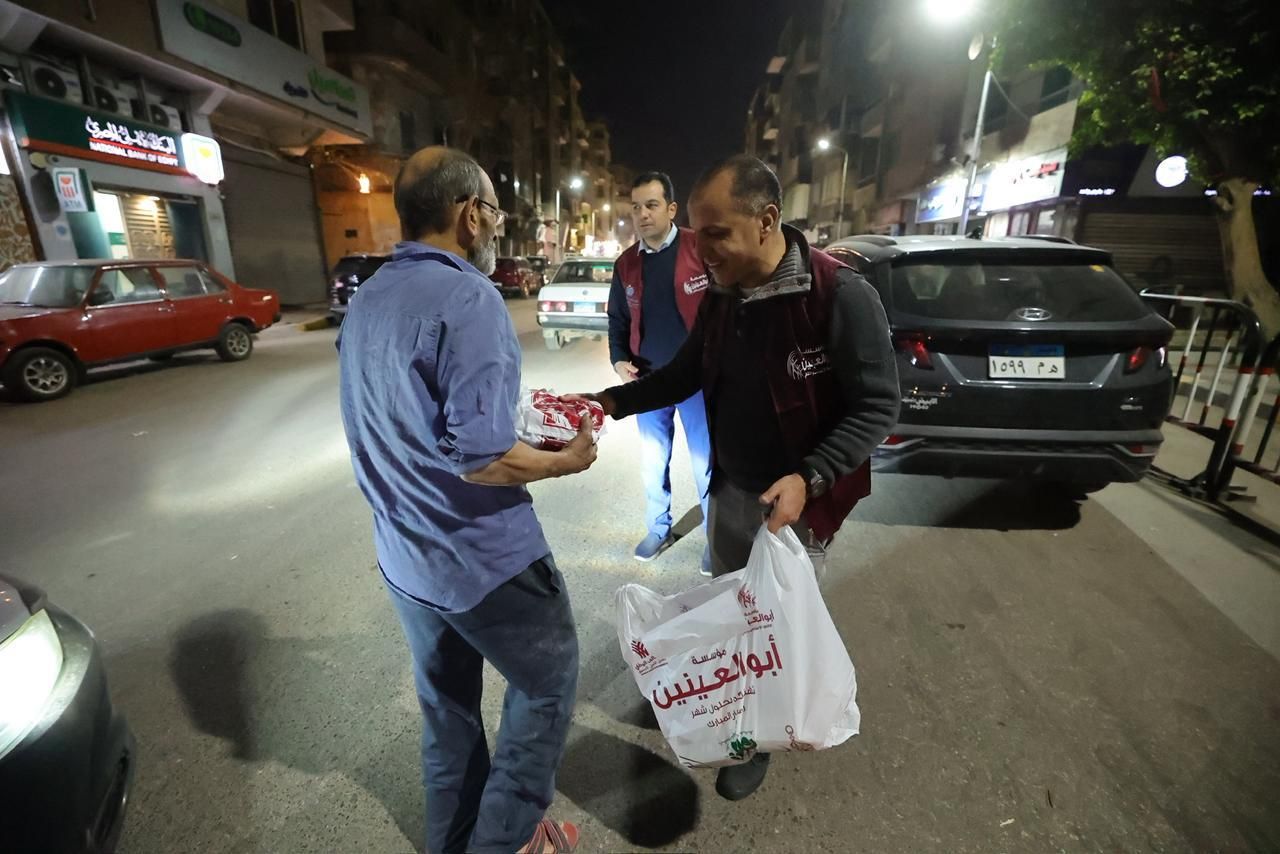 مؤسسة أبو العينين تواصل توزيع وجبات السحور تحت مظلة التحالف الوطني للعمل الأهلي (11) مؤسسة أبو العينين تواصل توزيع وجبات السحور تحت مظلة التحالف الوطني للعمل الأهلي (11)