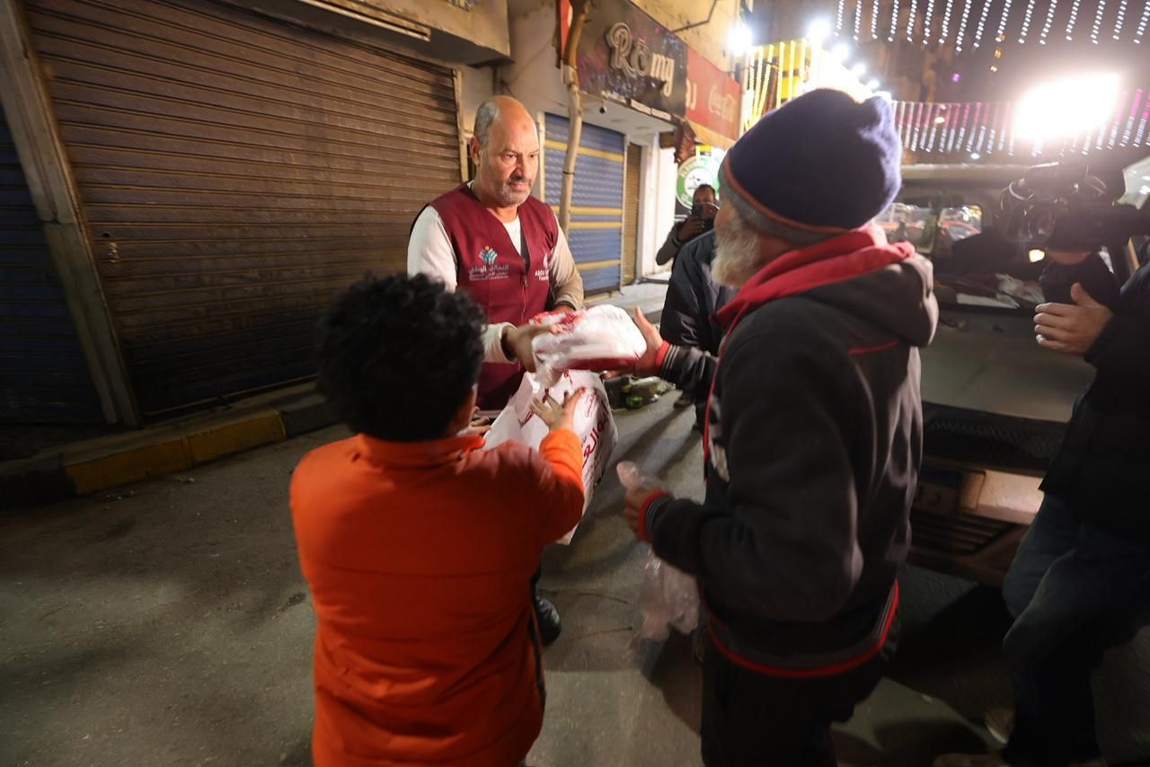 مؤسسة أبو العينين تواصل توزيع وجبات السحور تحت مظلة التحالف الوطني للعمل الأهلي (12) مؤسسة أبو العينين تواصل توزيع وجبات السحور تحت مظلة التحالف الوطني للعمل الأهلي (12)