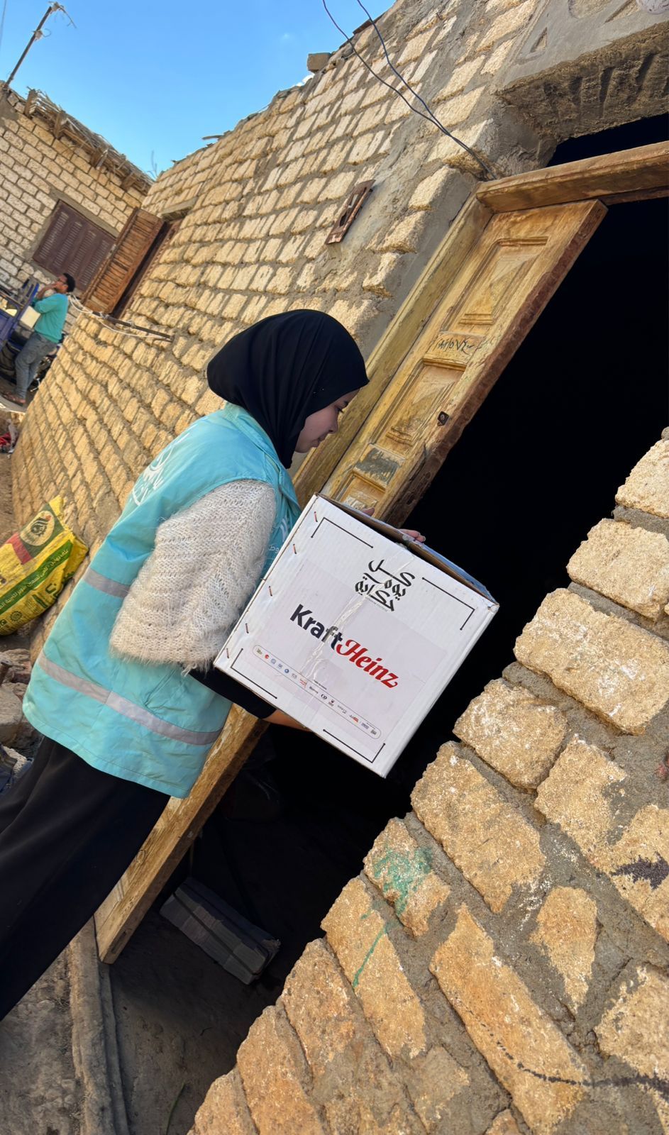 صناع الخير توزع كراتين المواد الغذائية ووجبات الإفطار على الأسر الأولى بالرعاية (2) صناع الخير توزع كراتين المواد الغذائية ووجبات الإفطار على الأسر الأولى بالرعاية (2)