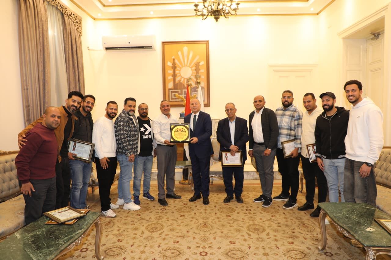 جانب من التكريم جانب من التكريم