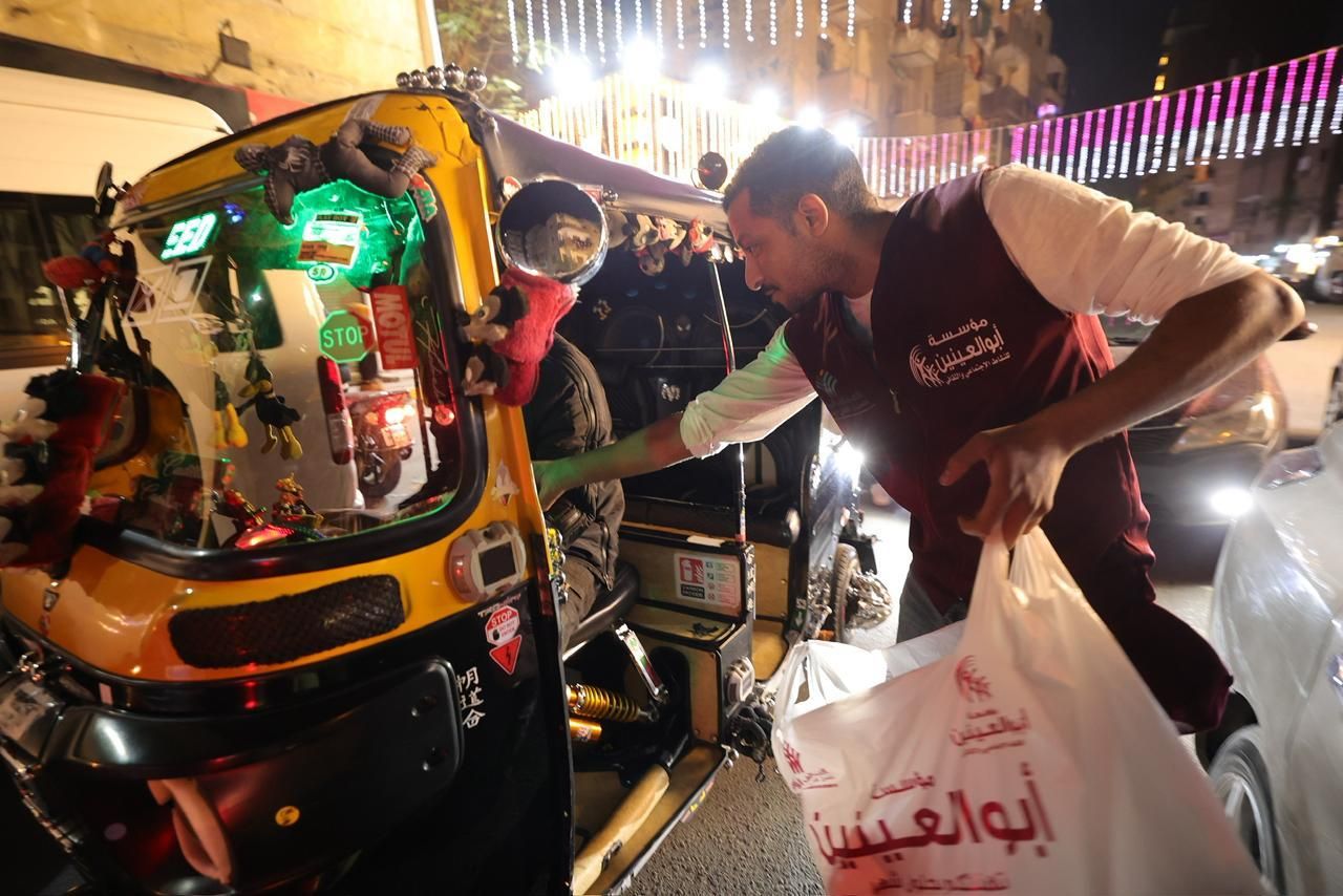 مؤسسة أبو العينين تواصل توزيع وجبات السحور تحت مظلة التحالف الوطني للعمل الأهلي (9) مؤسسة أبو العينين تواصل توزيع وجبات السحور تحت مظلة التحالف الوطني للعمل الأهلي (9)