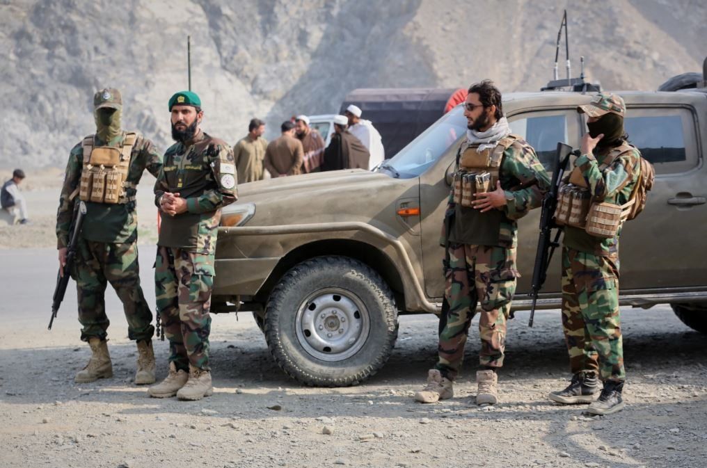 جنود أفغان يحرسون الحدود مع باكستان في ظل تبادل الهجمات بين البلدين، كما يظهر في الصور (7) جنود أفغان يحرسون الحدود مع باكستان في ظل تبادل الهجمات بين البلدين، كما يظهر في الصور (7)